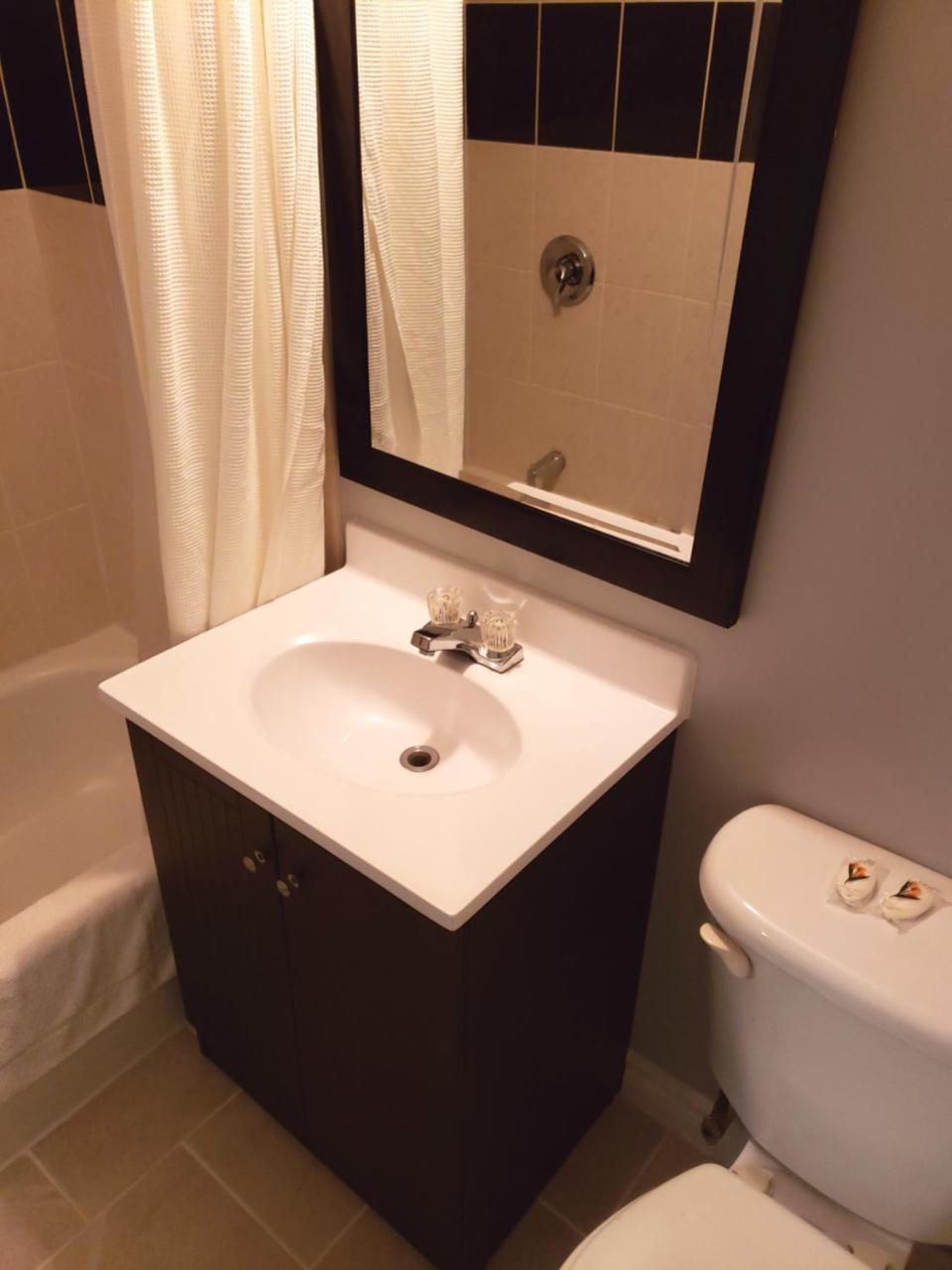 Regency Inn & Suites คอร์นวอลล์ ภายนอก รูปภาพ