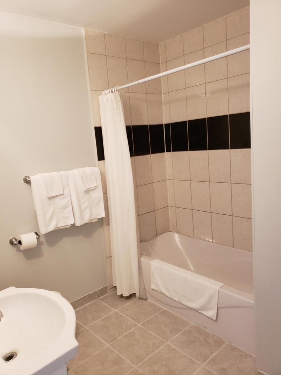 Regency Inn & Suites คอร์นวอลล์ ภายนอก รูปภาพ